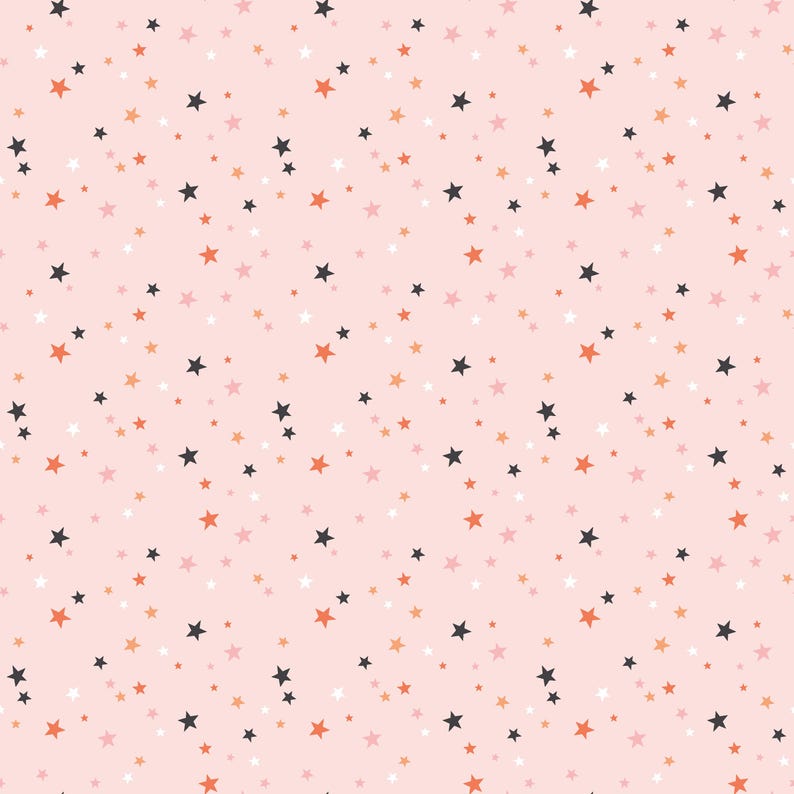 Puede incluir: Un patr&oacute;n repetitivo de peque&ntilde;as estrellas en varios colores, incluyendo negro, naranja y blanco, dispersas sobre un fondo rosa claro. Las estrellas son de diferentes tama&ntilde;os y est&aacute;n distribuidas uniformemente, creando un dise&ntilde;o caprichoso y festivo.