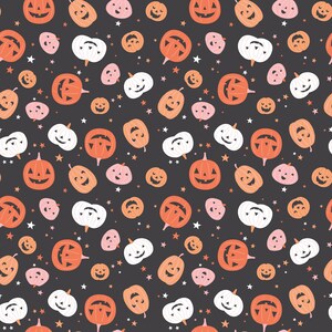 Puede incluir: Un patr&oacute;n repetido de calabazas de Halloween en naranja, blanco y rosa sobre un fondo gris oscuro. Las calabazas tienen caras talladas y est&aacute;n intercaladas con peque&ntilde;as estrellas blancas. El dise&ntilde;o es festivo y de temporada.