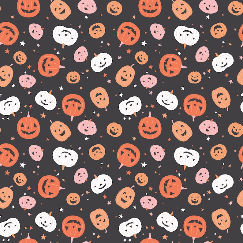 Puede incluir: Un patr&oacute;n repetido de calabazas de Halloween en naranja, blanco y rosa sobre un fondo gris oscuro. Las calabazas tienen caras talladas y est&aacute;n intercaladas con peque&ntilde;as estrellas blancas. El dise&ntilde;o es festivo y de temporada.