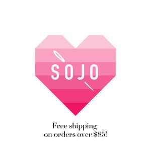 K&ouml;nnte beinhalten: Ein rosa herzf&ouml;rmiges Logo mit dem Wort "SOJO" in Wei&szlig;. Das Herz besteht aus horizontalen Streifen in verschiedenen Rosat&ouml;nen. Eine wei&szlig;e Nadel- und Fadengrafik befindet sich auf dem Herzen.