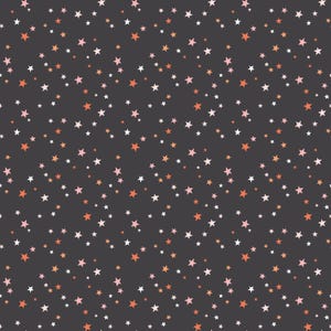 Puede incluir: Un fondo gris oscuro est&aacute; cubierto con un patr&oacute;n de peque&ntilde;as estrellas en tonos blanco, rosa y naranja. Las estrellas est&aacute;n dispersas por la superficie, creando un dise&ntilde;o celestial o festivo. Este patr&oacute;n es adecuado para diversas aplicaciones.