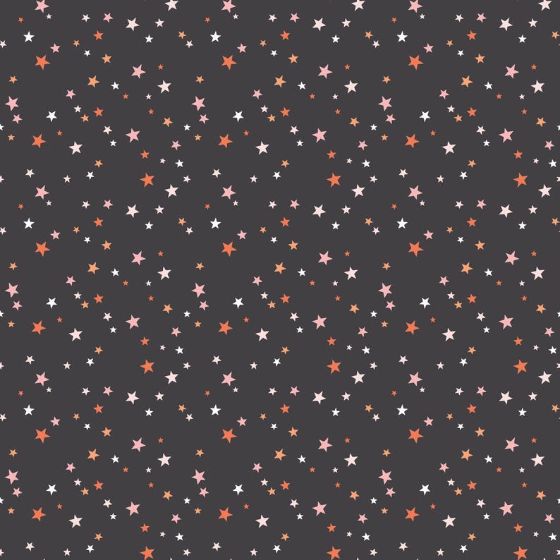 Puede incluir: Un fondo gris oscuro est&aacute; cubierto con un patr&oacute;n de peque&ntilde;as estrellas en tonos blanco, rosa y naranja. Las estrellas est&aacute;n dispersas por la superficie, creando un dise&ntilde;o celestial o festivo. Este patr&oacute;n es adecuado para diversas aplicaciones.