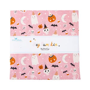 Puede incluir: Un conjunto de cuadrados de tela rosa con un patr&oacute;n tem&aacute;tico de Halloween. El dise&ntilde;o incluye calabazas naranjas, fantasmas blancos, murci&eacute;lagos y esqueletos. El texto "Hey Pumpkin" es visible en una banda blanca. Tela de Riley Blake Designs.