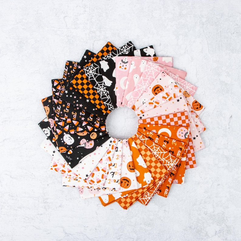 Puede incluir: Una disposici&oacute;n circular de cuadrados de tela con tem&aacute;tica de Halloween. Las telas presentan patrones de fantasmas, telara&ntilde;as, caramelos de ma&iacute;z y calabazas en naranja, negro, rosa y blanco. Las telas est&aacute;n dispuestas en un patr&oacute;n radial.