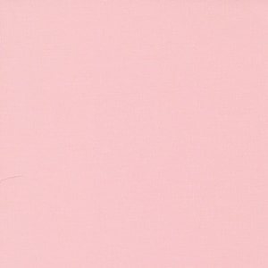 K&ouml;nnte beinhalten: Ein einfarbiger, hellrosa Stoff mit einer dezent gewebten Textur. Die Farbe ist ein weicher, ged&auml;mpfter Farbton, der ein glattes, gleichm&auml;&szlig;iges Aussehen ergibt. Der Stoff scheint ein einzelnes St&uuml;ck zu sein, ohne sichtbare N&auml;hte oder Muster.