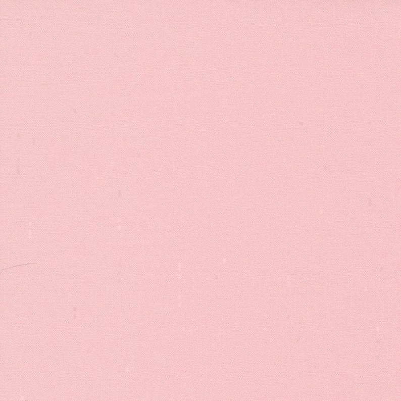 K&ouml;nnte beinhalten: Ein einfarbiger, hellrosa Stoff mit einer dezent gewebten Textur. Die Farbe ist ein weicher, ged&auml;mpfter Farbton, der ein glattes, gleichm&auml;&szlig;iges Aussehen ergibt. Der Stoff scheint ein einzelnes St&uuml;ck zu sein, ohne sichtbare N&auml;hte oder Muster.