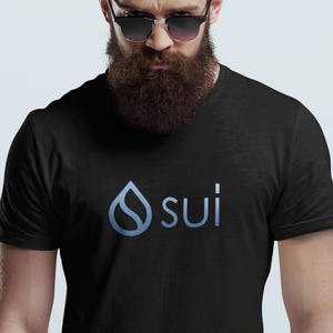 クールなSuiコインロゴTシャツ、ミニマリストなSuiブルーアイコンユニセックスシャツギフト、Suiアルトコイン投資家へのユニークなプレゼント、オリジナルSuiホドラークリプトTシャツ
