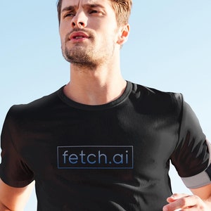 Może przedstawiać: Czarny t-shirt z białym prostokątem i tekstem "fetch.ai" w kolorze niebieskim.