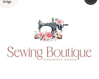 Może przedstawiać: Gotowy projekt logo przedstawiający ciemnoniebieską maszynę do szycia w stylu vintage, ozdobioną akwarelowymi różowymi różami i zielonymi liśćmi. Tekst Sewing Boutique pojawia się dużą czcionką szeryfową, a słowa HANDMADE GOODS mniejszymi wielkimi literami.