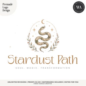 Pode incluir: Um design de logótipo pré-fabricado com uma ilustração central de uma cobra enrolada rodeada por um arco fino, estrelas, uma lua crescente e ramos com folhas. O texto diz Stardust Path, Soul. Magic. Transformation e West Avenue Creative.