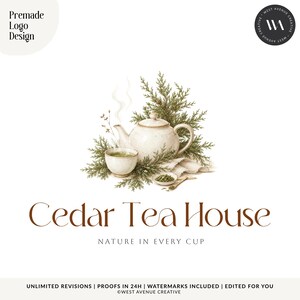 Peut inclure: Un design de logo préconçu avec une théière et une tasse couleur crème entourées de branches de cèdre vertes. Le texte indique Cedar Tea House, Nature in Every Cup, Premade Logo Design et West Avenue Creative. Une petite cuillère est incluse.