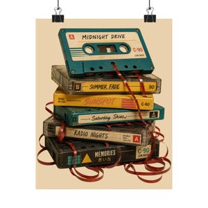 Puede incluir: Una pila de cintas de cassette vintage con títulos como "Midnight Drive" y "Memories". Las cintas son de color verde azulado, amarillo y negro, con cinta roja. El póster está sujeto por dos clips negros.