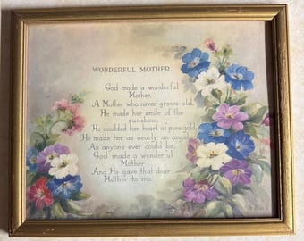 Puede incluir: Una impresión enmarcada con el texto "WONDERFUL MOTHER" y un poema sobre las madres. La impresión presenta flores coloridas en tonos de azul, morado, rosa y blanco. El marco es de color dorado.