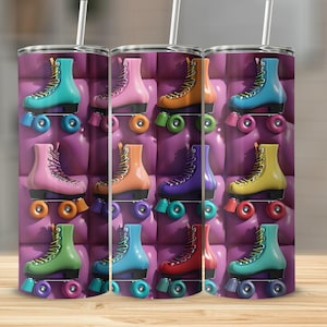 Può includere: Tre bicchieri in acciaio inossidabile con un motivo di pattini a rotelle colorati. I bicchieri hanno uno sfondo viola con una varietà di pattini a rotelle colorati con ruote.