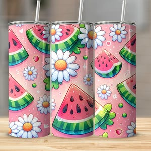Puede incluir: Tres vasos rosas con un patrón repetido de rodajas de sandía, margaritas blancas y detalles verdes. Los vasos tienen pajitas blancas y están diseñados para bebidas frías. El tema general es el verano y la fruta.