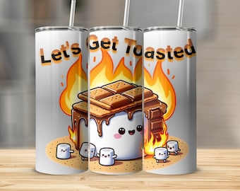 Könnte beinhalten: Ein weißer Edelstahlbecher mit einer Cartoon-Illustration eines Marshmallow-Brötchens mit dem Text "Let's Get Toasted". Das Marshmallow-Brötchen steht in Flammen und hat ein lächelndes Marshmallow-Gesicht. Es gibt auch kleine Cartoon-Marshmallows um das Marshmallow-Brötchen herum.