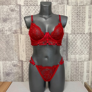 set di reggiseno e mutandine in pizzo rosso floreale personalizzato