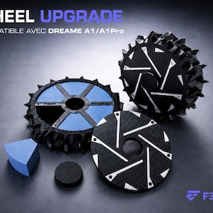 Può includere: Ruote chiodate nere e blu per robot tagliaerba, con la scritta WHEEL UPGRADE COMPATIBLE AVEC DREAME A1/A1Pro. Il set include due ruote circolari con battistrada aggressivo, una copertura piatta, un piccolo disco nero e un pezzo a cuneo blu.