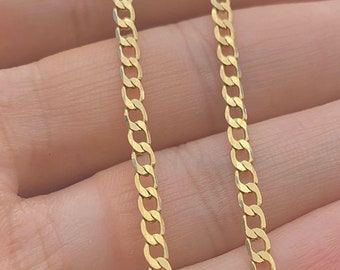 Könnte beinhalten: Zwei goldene Curb-Ketten, eine über der anderen, werden auf der Hand einer Person gezeigt. Die Ketten sind beide gleich lang und haben eine glänzende Oberfläche.