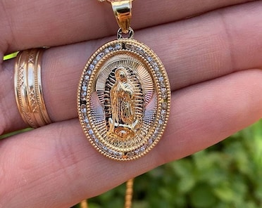 Collana Cristiana Con Ciondolo A Forma Di V E Granello Di Senape - Placcata Platino/Oro Rosa, Con Zirconia Cubica, Regolabile 45-50 Cm