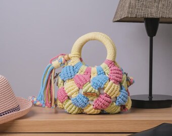 Borsa a tracolla all'uncinetto color pastello, borsetta intrecciata fatta a mano, borsa morbida in stile cottagecore per ragazze