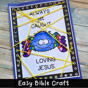 Könnte beinhalten: Ein blaues Monster mit gelbem Garn, das durch Löcher in einer weißen Karte gewebt ist. Die Karte trägt den Text "ALWAYS get CAUGHT LOVING JESUS." und "Easy Bible Craft" unten.