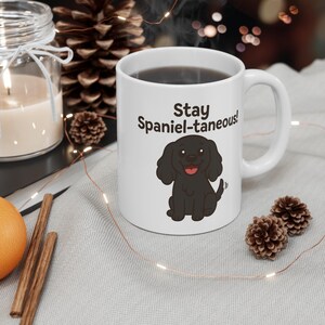 Taza Stay Spaniel-taneous - Taza de café con dibujo de un lindo cocker spaniel negro