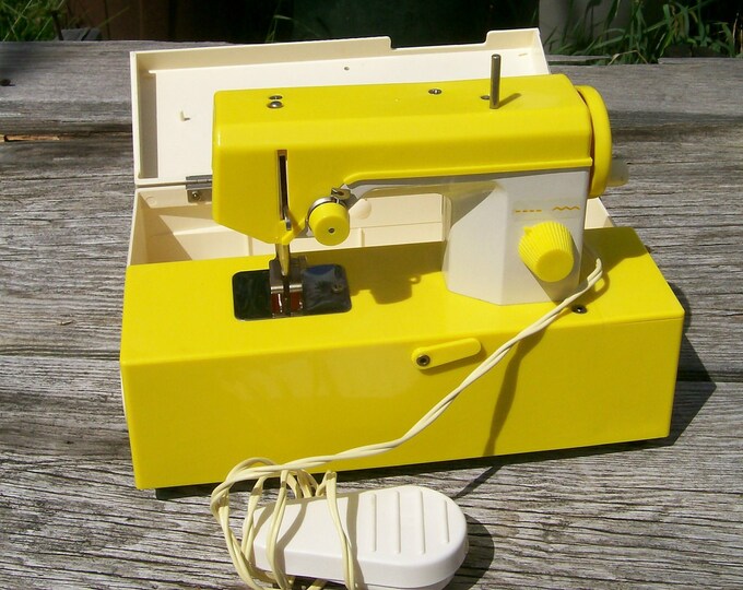 Toy Sewing Machine Zig Zag Consollette Battery Operated 1 Item Lot 353