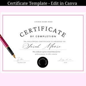 Op de afbeelding: Een certificaatsjabloon met een roze rand en een pen. Het certificaat luidt "Certificaat van voltooiing" en bevat ruimte voor een cursusnaam, de naam van de ontvanger en de datum. De tekst "Bewerken in Canva" staat bovenaan.