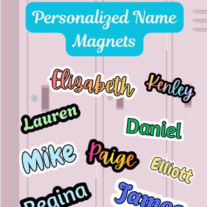 Puede incluir: Una colección de imanes con nombres personalizados en varios colores y fuentes, incluyendo los nombres Elizabeth, Kenley, Lauren, Daniel, Mike, Paige, Elliott, Regina y James, exhibidos sobre un fondo de casillero rosa claro.
