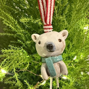 青いスカーフをつけたシロクマのクリスマスオーナメント