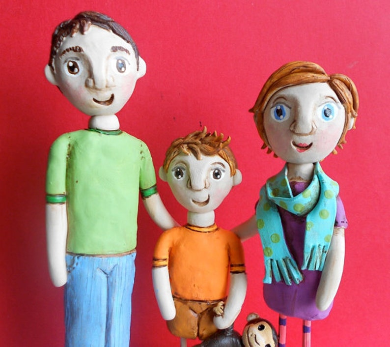 Familie portret Pas uw familie van drie op houten basis klei volkskunst sculpturen zoals te zien in Parenting Magazine afbeelding 2