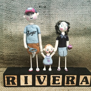 Retrato de família de TRÊS esculturas de arte popular em blocos de letras