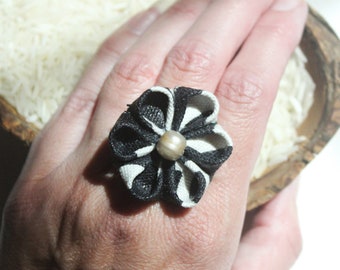 Black Champagne Pearl Tsumami Zaiku Flower Ring