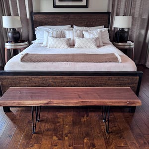 Panca con bordo vivo realizzata a mano: eleganti mobili in legno personalizzati