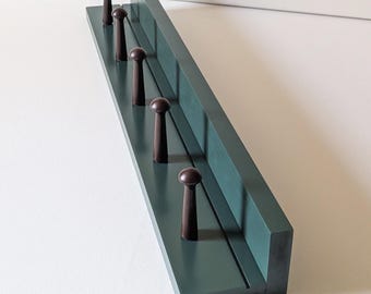 Riel de ganchos Shaker bicolor, riel pintado y acabado a medida con estante para decoración de oficina. Riel de ganchos con ganchos de color, idea para oficina en casa.