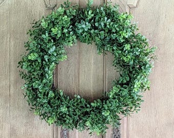Corona de follaje para puerta, ideal para la decoración del hogar. Corona para todas las estaciones, perfecta para decorar ventanas. Hojas verdes artificiales para colgar. Accesorios de temporada para el porche. Estilo rústico.
