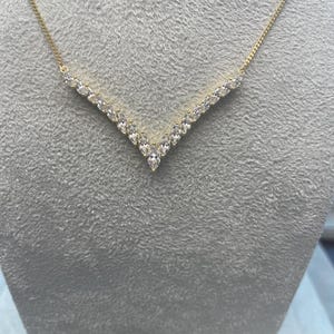 Collier en « V bar » plaqué or serti de pierres CZ de haute qualité de qualité 7-A (taille marquis)