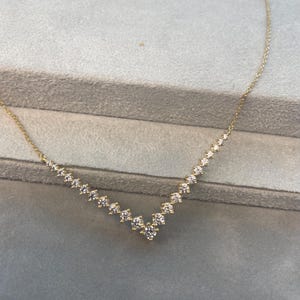 Collier en « V bar » plaqué or serti de pierres CZ de haute qualité de qualité 7-A (taille ronde en brillant)