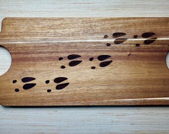 Tabla de embutidos con grabado personalizado de ciervo