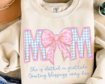 Mama jest odziana w wdzięczność Png, Chrześcijańska Mama Png, Preppy Mama Kwiatowa Kokietka Kokarda Png, Dzień Matki Png, Prezent dla Mamy, Koszulka dla Mamy Png