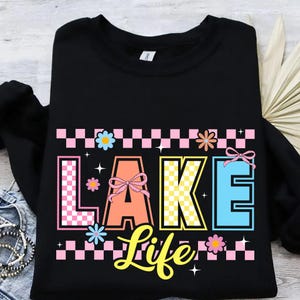 Vida no lago xadrez PNG, Lago de verão PNG, Férias no lago PNG, Vibrações no lago PNG, Vibrações retrô de verão PNG, Pesca PNG, Design de sublimação de lago