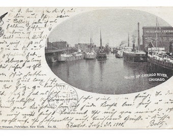 Op de afbeelding: Een zwart-witte vintage ansichtkaart met een uitzicht op de monding van de Chicago River. De ansichtkaart is gedateerd 30 juli 1901 en heeft een handgeschreven bericht op de achterkant.