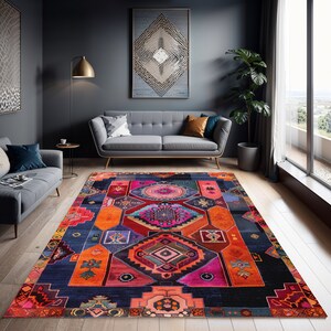 Op de afbeelding: Een kleurrijk, geometrisch patroon tapijt in tinten blauw, oranje, roze en rood. Het tapijt ligt op een houten vloer in een woonkamer.