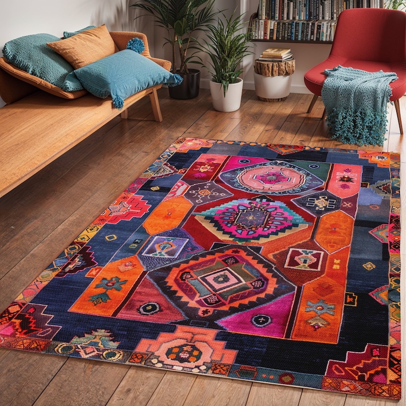 Op de afbeelding: Een kleurrijk, geometrisch patroon tapijt met tinten blauw, oranje, roze en rood. Het tapijt heeft een traditioneel, tribale ontwerp.