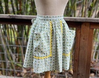 Vintage Half Apron with Oversized Pockets and Rick Rack - White and Green 1950s Hostess Apron