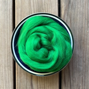 Clover Green Merino Wool Roving / 21.5 micron -1 oz- Nuno Felting / Wet Felting / Felting Supplies / Needle Felting / Fiber Supply
