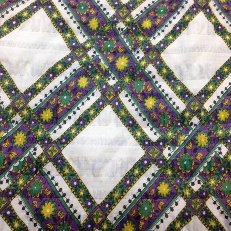 Vintagetyg / 1970-talstyg / Vintage plisse - 1 yard - Grönt lila tyg / Diamanttryckt tyg / Bomulls-/Polyblandning / Blommigt tyg bild 1