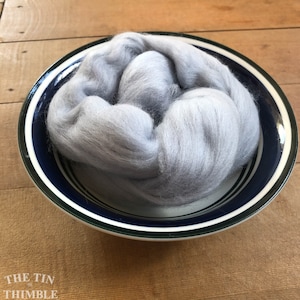 Glacier Gray Merino Wool Roving / 21.5 micron -1 oz- Nuno Felting / Wet Felting / Felting Supplies / Needle Felting / Fiber Supply