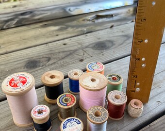 ヴィンテージとアンティークの木製糸巻き 12 個と糸 - さまざま